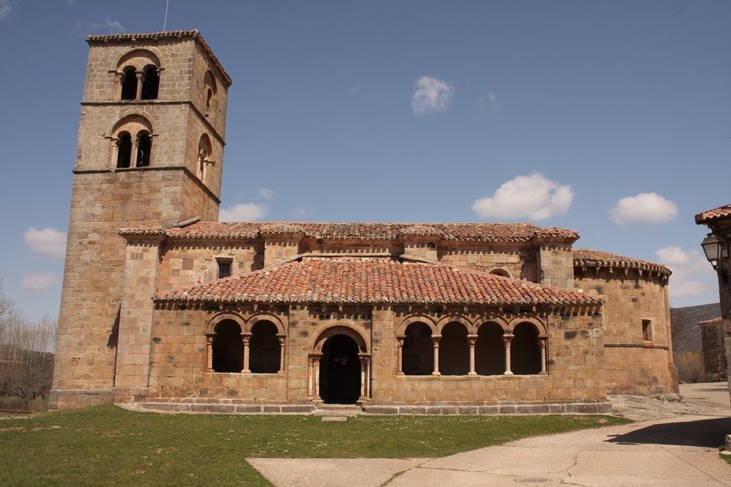 Imagen de la portada de la iglesia de Jaramillo de la fuente